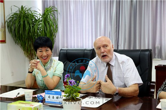 克罗地亚里耶卡大学教授司马安携夫人赵